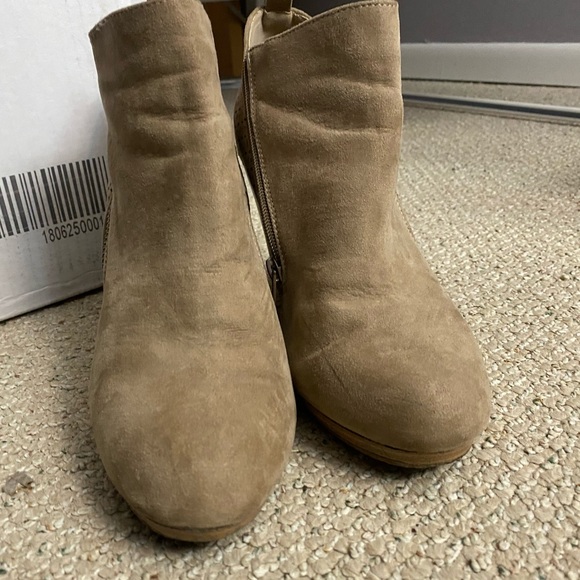 Boots - Picture 3 of 5